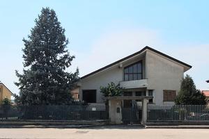 Villino di 460 mq² in zona residenziale con giardi