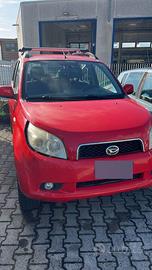 Vendisi Terios colore rosso.