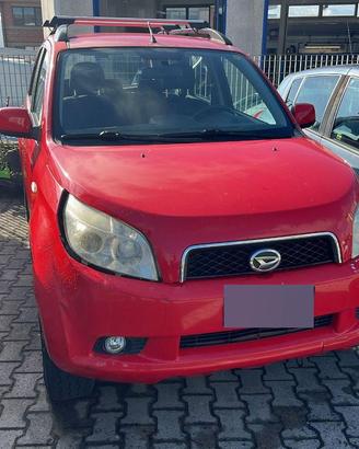 Vendisi Terios colore rosso.