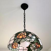 Lampadario Tiffany con decorazioni floreali.