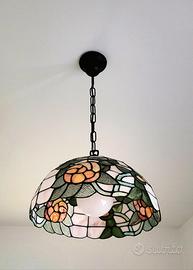 Lampadario Tiffany con decorazioni floreali.