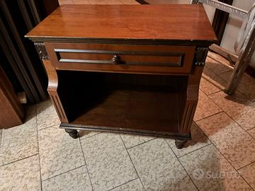 Coppia di comodini classici in legno con cassetto