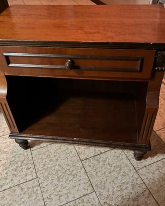 Coppia di comodini classici in legno con cassetto