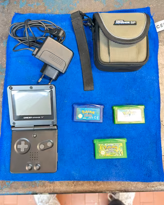Nintendo Game Boy Advance SP + 3 giochi Pokémon