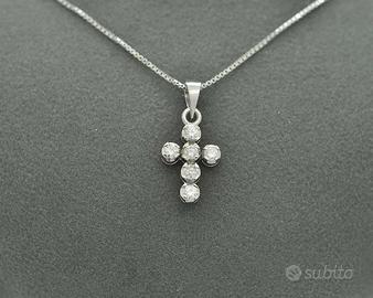 Collana in oro bianco con croce diamanti ct 0,24