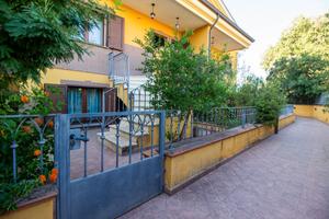 In zona residenziale soluzione bilivello