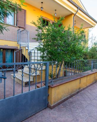 In zona residenziale soluzione bilivello
