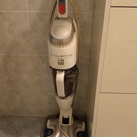 Macchina lavapavimenti a vapore ed aspirapolvere