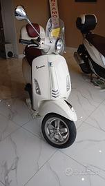 Vespa primavera 150 con bauletto