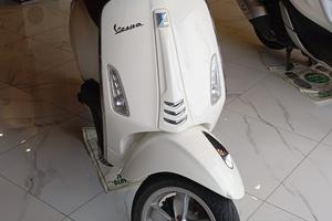 Vespa primavera 150 con bauletto