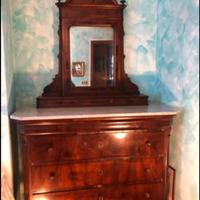 Antico cassettone in piuma di noce e piano marmo