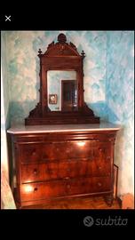 Antico cassettone in piuma di noce e piano marmo