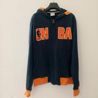 Felpa Adidas X NBA con cappuccio – blu e arancione