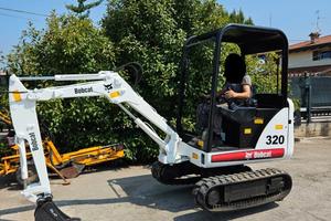 E243 - Escavatore 16 q Bobcat 320 allargabile