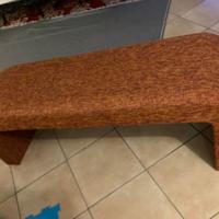 panca in stoffa rosso bordeaux