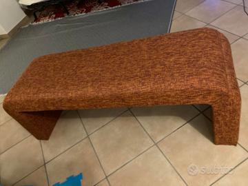 panca in stoffa rosso bordeaux