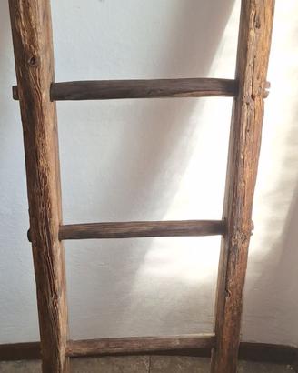 antica scala in legno a pioli 