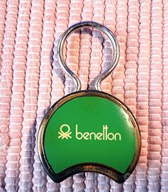 Portachiavi Benetton metallo e smalto verde '80