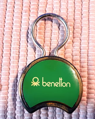 Portachiavi Benetton metallo e smalto verde '80