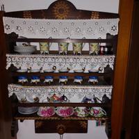 piattaforma antica in legno lavorato, come foto