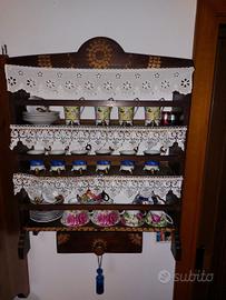 piattaforma antica in legno lavorato, come foto