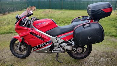 Moto Honda con accessori e antifurto 