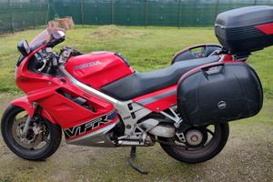 Moto Honda con accessori e antifurto 