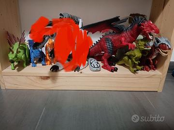 drago telecomandato e dinosauri robotici