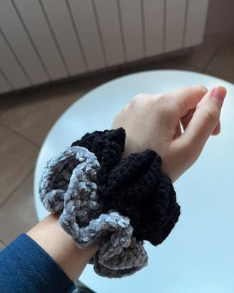 Set scrunchies elastici all’uncinetto handmade