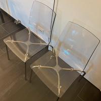 Sedie acciaio e plastica trasparente