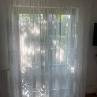 Tenda bianca in tessuto leggero