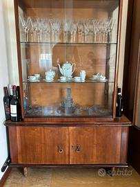 Credenza vintage in legno con ante in vetro