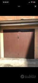 Garage doppio spazioso, piastrellato e illuminato