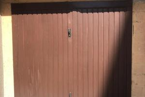 Garage doppio spazioso, piastrellato e illuminato