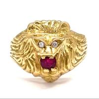 anello chevaliére Lion 18 kt con diamanti e rubino