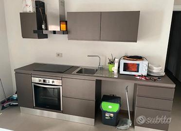 Cucina induzione con forno elettrico e cappa