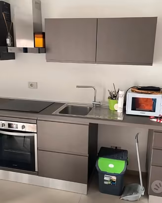 Cucina induzione con forno elettrico e cappa