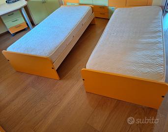 coppia letti singoli con materassi
