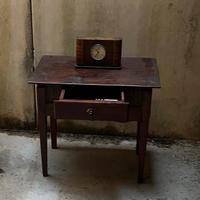 Tavolino e sveglia vintage