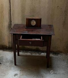Tavolino e sveglia vintage