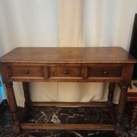 Mobile antico con cassetti