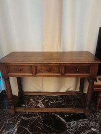 Mobile antico con cassetti