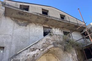 Soluzione Immobiliare da Ultimare su Due Livelli