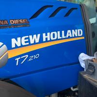 Trattore NEW HOLLAND T7 210