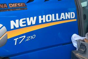 Trattore NEW HOLLAND T7 210