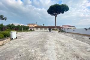Locale 350MQ Via San Francesco a Patria FL105