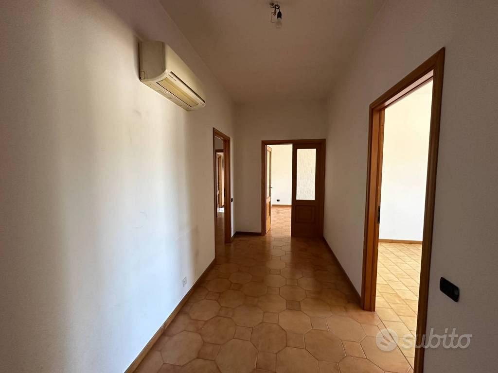 Appartamento di 179 m² con 5 locali a Mirandola - Altro