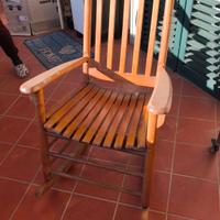 Sedia a dondolo di legno