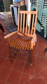 Sedia a dondolo di legno