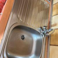 lavandino con gocciolatoio in buone condizioni